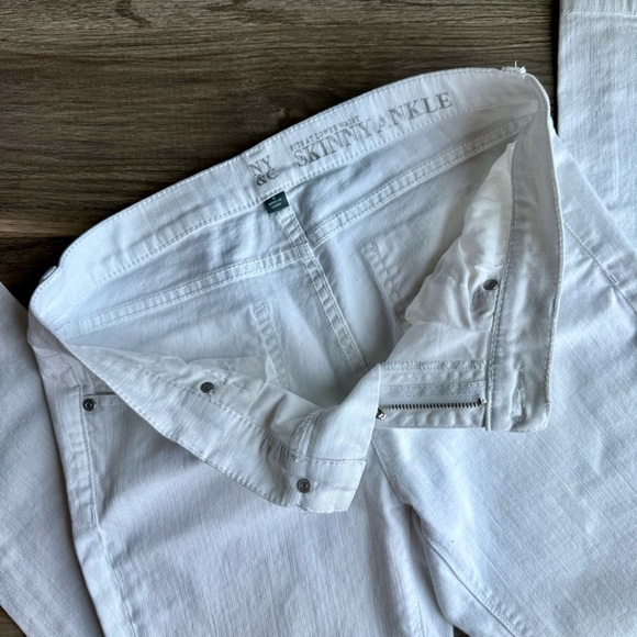 New York & Company Blue Stretch Skinny Jeans -  Sits at Waist - Size 6 - Picture 3 of 12